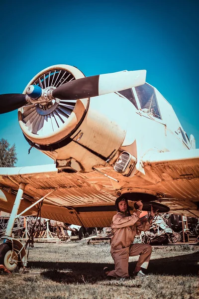 Pilot kendi jeti üzerinde çalışıyor.. — Stok fotoğraf