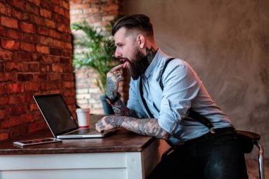 Kollarında tattoes ile sakallı adam portresi