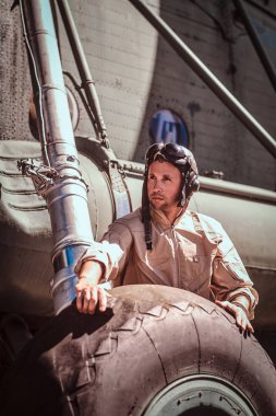 Genç pilot kendi uçağını temizliyor.. 