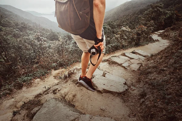 El hombre con mochila está caminando por el camino de piedra en la hermosa naturaleza — Foto de Stock