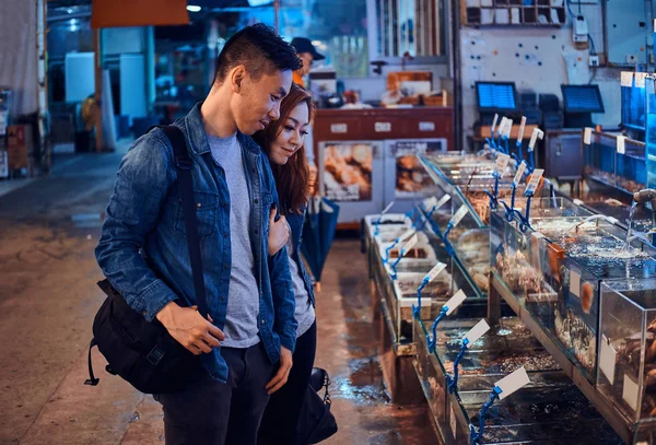 Romantyczna Azjatycka para szuka czegoś wyjątkowego na rynku owoców morza — Zdjęcie stockowe