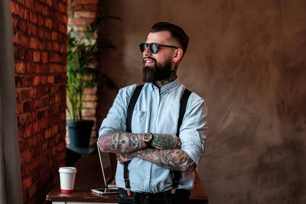 Retrato de hombre barbudo con tatuajes en los brazos —  Fotos de Stock