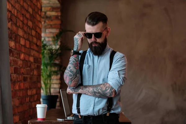 Retrato de hombre barbudo con tatuajes en los brazos — Foto de Stock