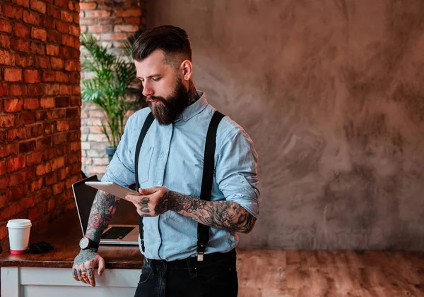 Portret van bebaarde man met tattoes op zijn armen — Stockfoto