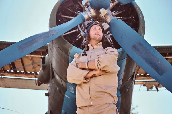 Joven piloto está mirando cuidadosamente hacia arriba . — Foto de Stock