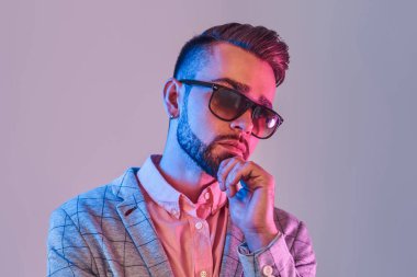 Dama blazer ve güneş gözlüğü styilish rüya adam. Kırmızı ve mavi ışıklar.