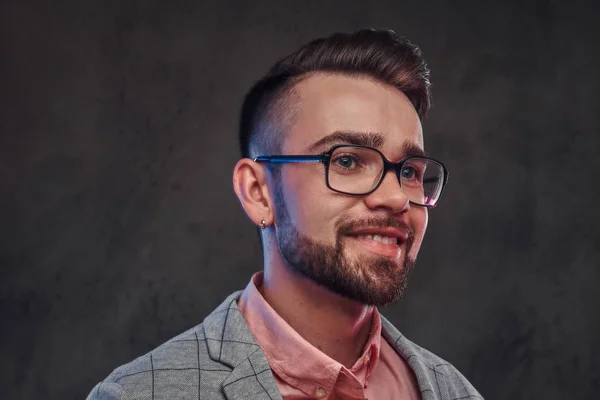 Junger lächelnder Mann im karierten Blazer, rosa Hemd und Brille — Stockfoto