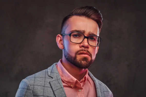 Porträt eines skeptischen stolzen Mannes in kariertem Blazer, rosa Hemd und Brille — Stockfoto