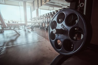Moda güneşli spor salonunda spor ekipmanları Fotoğraf