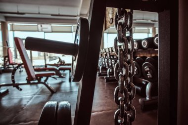 Moda güneşli spor salonunda spor ekipmanları Fotoğraf