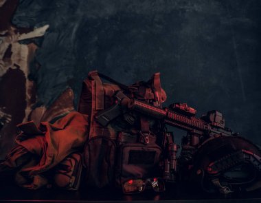 Askeri üniforma ve ekipmanları. Vücut zırh, silah, saldırı tüfeği, kask, gece görüş gözlüğü.