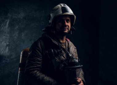 Kask ve oksijen maskesi ile cesur cankurtaran 