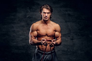 Beatiful gülümseyen vücut geliştirmeci kauçuk ile egzersizyapıyor