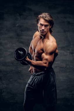 Çekici kaslı adam dambıl ile poz