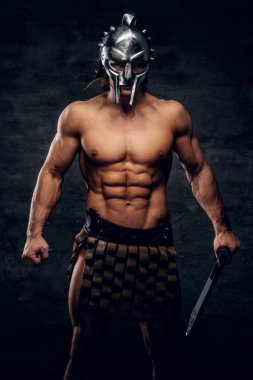 Elinde kılıç ile güçlü atlet