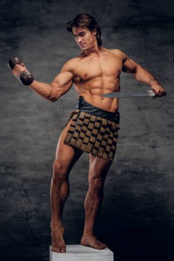 Çekici güçlü adam beyaz kaide üzerinde poz