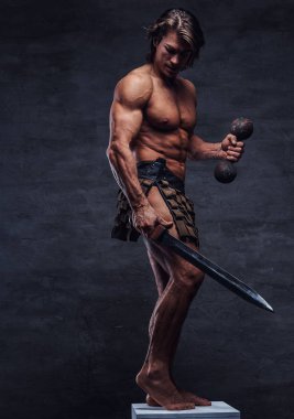 Çekici güçlü adam beyaz kaide üzerinde poz