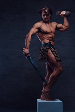 Çekici güçlü adam beyaz kaide üzerinde poz