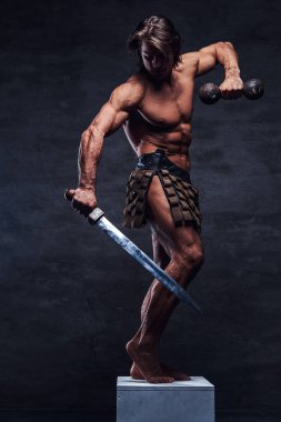 Çekici güçlü adam beyaz kaide üzerinde poz