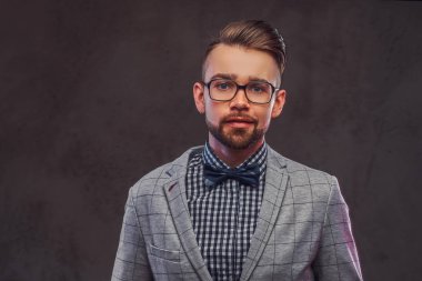 Dama blazer, gözlük ve yay ile gömlek akıllı çekici adam.