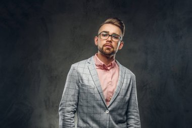 Damalı blazer, gözlük ve pembe gömlek gururlu genç adam Stüdyo ateş
