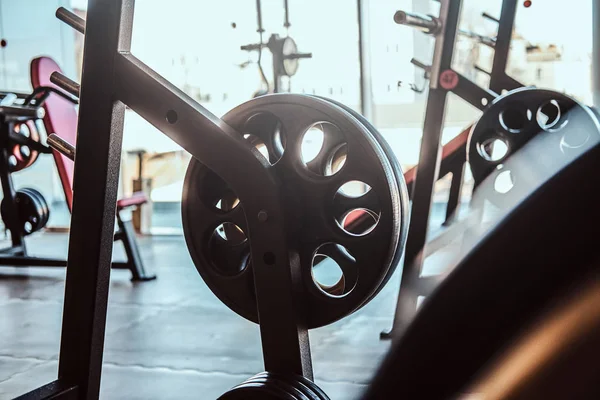 Foto de gimnasio soleado vacío lleno de diferentes equipos deportivos — Foto de Stock