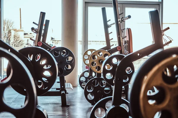 Foto de gimnasio soleado vacío lleno de diferentes equipos deportivos — Foto de Stock