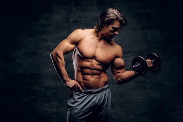 Attrayant homme musculaire pose avec haltère — Photo