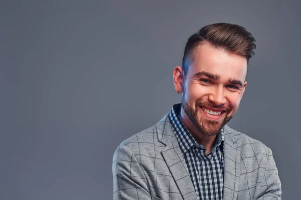 Portret van gelukkig Glimlachende man in geruit overhemd en grijze Blaser — Stockfoto