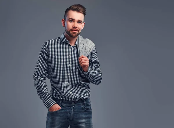 Retrato de hombre atractivo estilístico en camisa a cuadros, mezclilla y chaqueta en su hombro — Foto de Stock