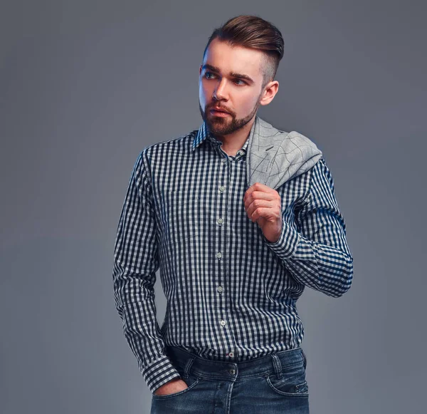 Retrato de hombre atractivo estilístico en camisa a cuadros, mezclilla y chaqueta en su hombro — Foto de Stock