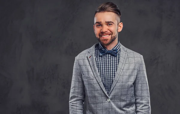 Hombre sonriente inteligente en chaqueta a cuadros y camisa con lazo . — Foto de Stock