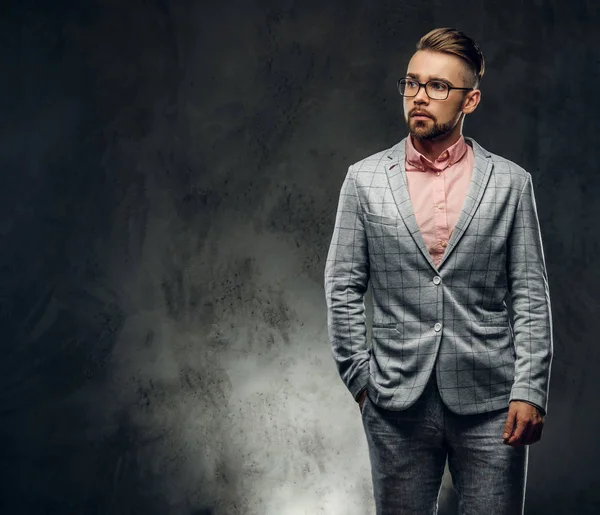Sesión de estudio de hombre atractivo estilístico en traje a cuadros, gafas y camisa rosa — Foto de Stock