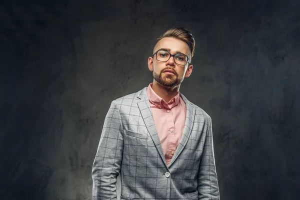 Studioaufnahme eines stolzen jungen Mannes in kariertem Blazer, Brille und rosa Hemd — Stockfoto