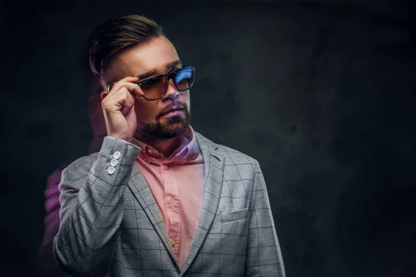 Foto av attraktiv smart man i rutig Blaze, solglasögon och rosa skjorta. — Stockfoto