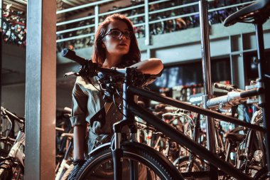 Çalışkan çekici apperentice atölyede müşterilerine bisiklet sabitleme sonra ürpertici