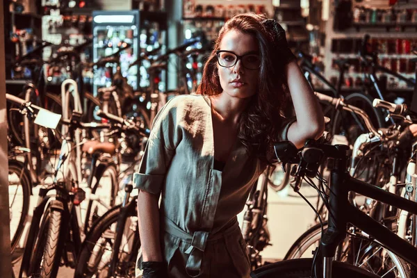 Νέος ελκυστικός εργαζόμενος είναι ψύξη μετά τον καθορισμό των πελατών ποδήλατο στο εργαστήριο — Φωτογραφία Αρχείου