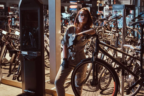 Hardworking apperentice atractivo es escalofriante después de la fijación de los clientes bicicleta en el taller — Foto de Stock