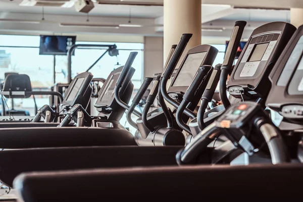 Foto van de lege loopbanden in de sportschool — Stockfoto