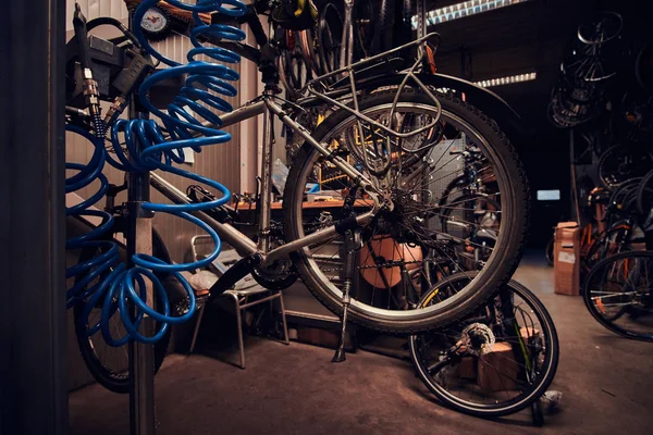 Upptagen verkstad med trasig mountainbike på bordet — Stockfoto