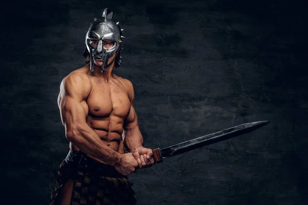 Sterke Gladiator met zwaard in zijn handen — Stockfoto