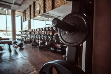 Moda güneşli spor salonunda spor ekipmanları Fotoğraf