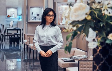 Zarif mücevher butikler asistanı onu lüks dükkanında müşterileri bekliyor