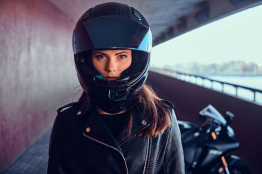 Çekici ciddi kadın onu motobike yanında duruyor