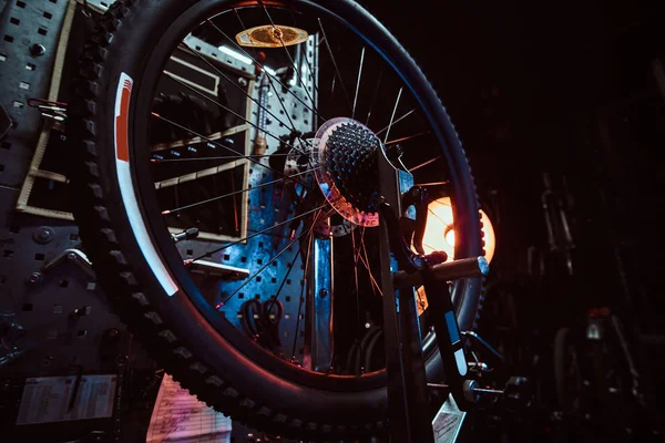 Fotografia de close-up da roda de bicicleta na oficina da moda — Fotografia de Stock
