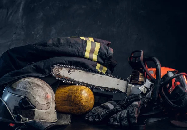 Equipo de seguridad, balón de oxígeno y motosierra — Foto de Stock