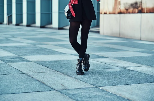 Mujer estilística está de pie fuera cerca de gran edificio . —  Fotos de Stock