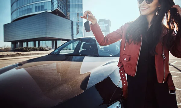 Une femme heureuse vient d'avoir les clés de sa nouvelle voiture comme cadeau — Photo