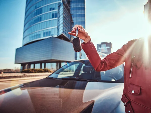 Happy young woman just got keys from her new car, which is behide — Stock Photo, Image