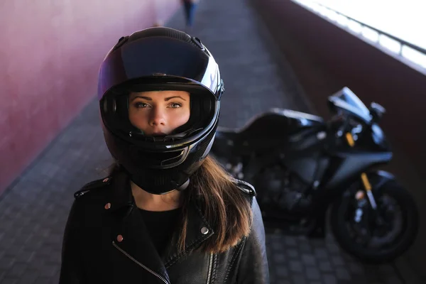 有吸引力的严肃的女人站在她的摩托车旁边 — 图库照片
